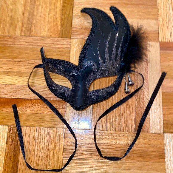 Custom Venetian feather beaded black mask one size - Picture 3 of 5